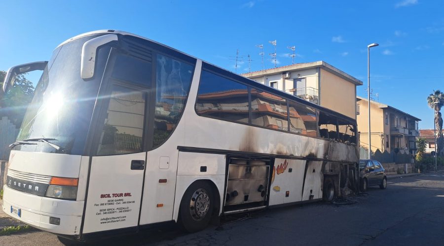 Mascali, è doloso l’incendio al bus parcheggiato in via San Giuseppe