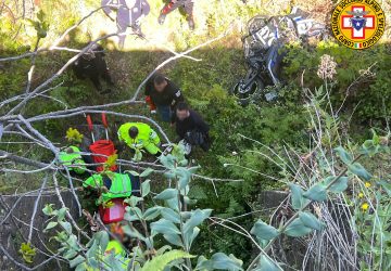 Linguaglossa, motociclista cade in una scarpata lungo la Mareneve