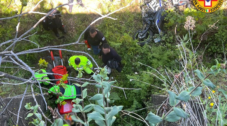 Linguaglossa, motociclista cade in una scarpata lungo la Mareneve