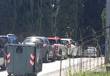 Caos al cimitero di Trepunti: code e proteste per la Festa della Mamma