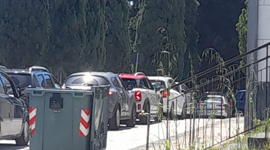 Caos al cimitero di Trepunti: code e proteste per la Festa della Mamma