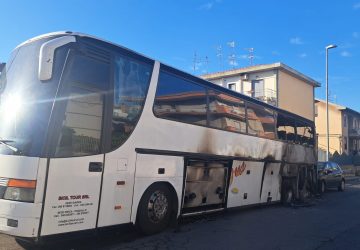 Mascali, bus turistico danneggiato da un incendio. Indagini dei Cc