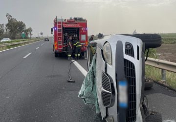 A19, Auto si ribalta tra Motta e Gerbini
