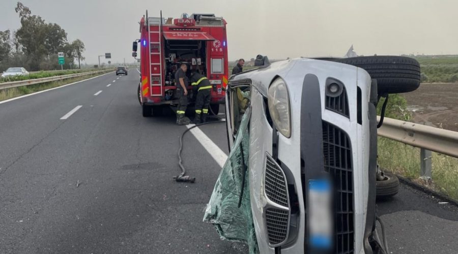 A19, Auto si ribalta tra Motta e Gerbini