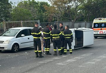 Giarre, collisione fra due auto: si ribalta una Panda
