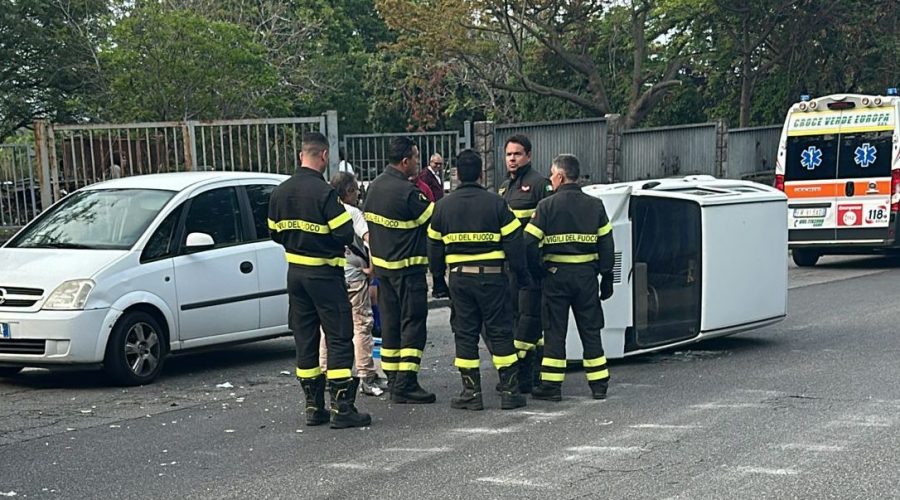 Giarre, collisione fra due auto: si ribalta una Panda