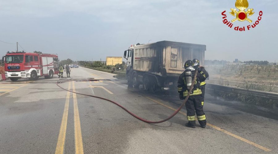 A fuoco un camion cassonato sulla Ss192