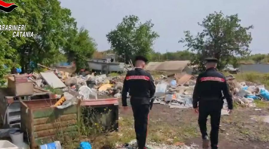 Sequestrata dai Cc discarica abusiva con carcasse di veicoli cannibalizzati. Controlli anche su abusivismo edilizio