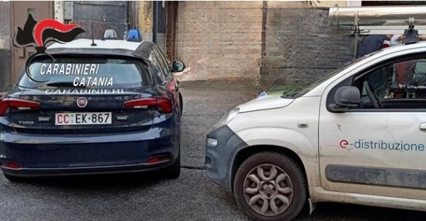 I Carabinieri denunciano 16 persone residenti nello stesso palazzo, con forniture di elettricità ed acqua “a costo zero”