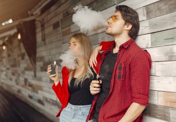 Il nuovo divieto di fumo per strada: l&rsquo;era smoke-free limita i fumatori