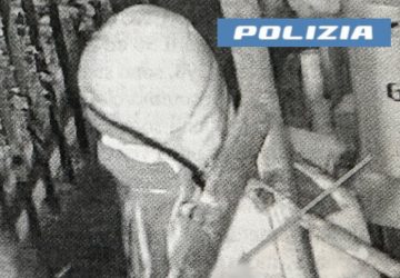 Conosciuto sui social, lo rapina