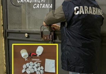 Spacciatore rifornisce i clienti attraverso la porta blindata: 23enne arrestato