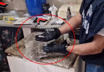 Sorpreso &ldquo;in una casa dello spaccio&rdquo; con la droga. Arrestato