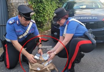 Pusher scappa con la droga nella &ldquo;sacca&rdquo;. Arrestato