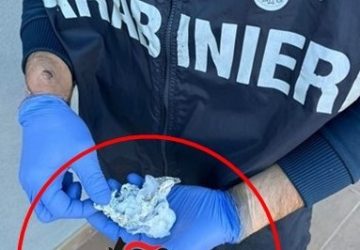 26enne arrestato mentre spaccia tra i passanti nel centro cittadino