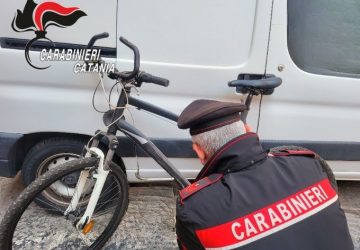 Preso con le mani nel sacco mentre scassina un furgone: denunciato