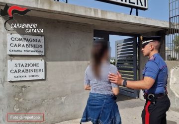 Tenta di aggredire la moglie e urla: &ldquo;Arrestatemi oppure l&rsquo;ammazzo"