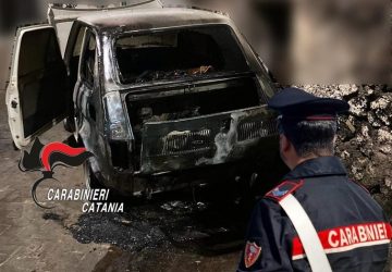 Il vicino posteggia l&rsquo;auto sotto la sua finestra, lui gliela incendia e poi si presenta dai Cc: arrestato