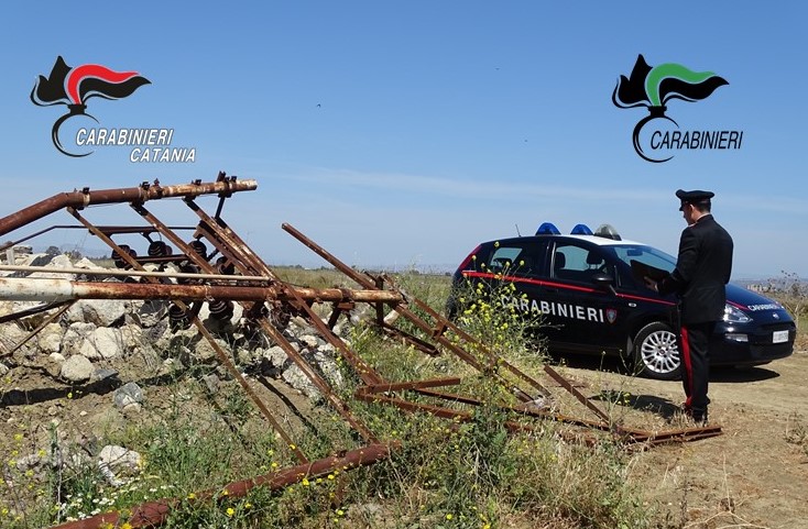 Armati di flex, avevano abbattuto un traliccio per rubare il ferro: arrestati