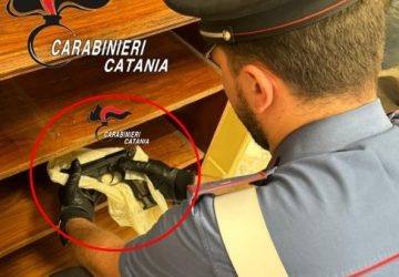 Causa incidente, pretende di essere risarcito e minaccia la contoparte pistola in pugno: arrestato 23enne