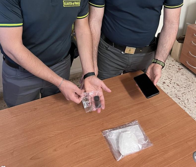 Acireale, finanzieri arrestano pusher beccato con cocaina e popper