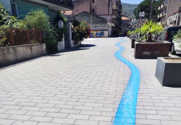 Francavilla: una "misteriosa" striscia di colore blu anima il dibattito cittadino