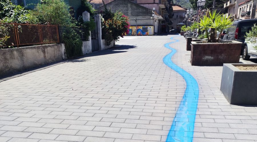 Francavilla: una “misteriosa” striscia di colore blu anima il dibattito cittadino