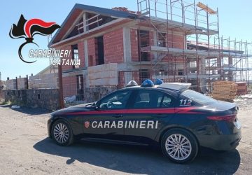 In 4, giovanissimi, si organizzano per un furto in cantiere, ma vengono scoperti e arrestati