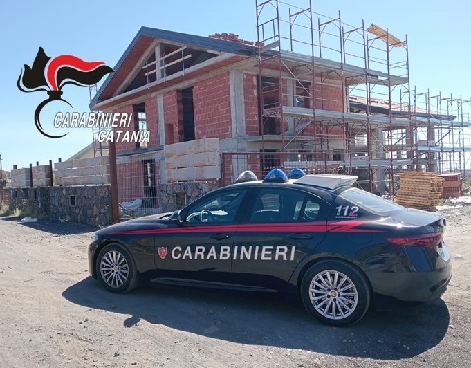 In 4, giovanissimi, si organizzano per un furto in cantiere, ma vengono scoperti e arrestati