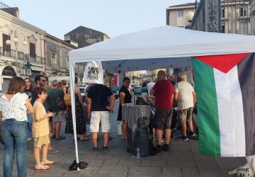 Giarre, in piazza Duomo il Comitato per la Palestina VIDEO