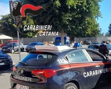 Cercano di fare la scorta “gratis” di capi d’abbigliamento