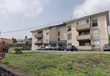 Sant'Alfio,  l'ira degli inquilini degli alloggi popolari di via Crispi: presentato esposto alla Procura