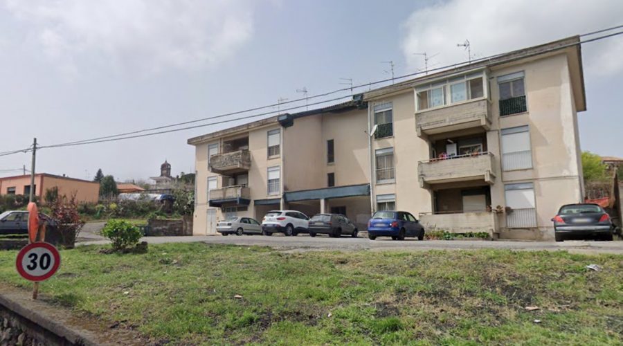 Sant’Alfio,  l’ira degli inquilini degli alloggi popolari di via Crispi: presentato esposto alla Procura
