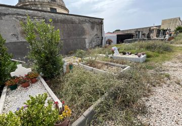Cimitero di Riposto: anno zero. Defunti oltraggiati dal degrado imperante