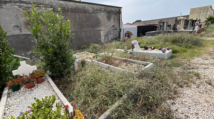 Cimitero di Riposto: anno zero. Defunti oltraggiati dal degrado imperante