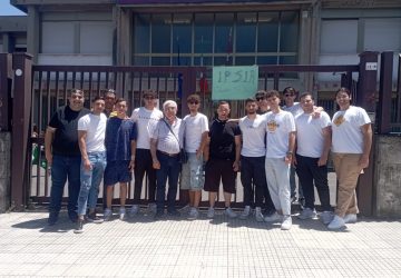 Giarre, cala il sipario sull'Ipsia Sabin: il commovente saluto dell'ultima quinta  VIDEO