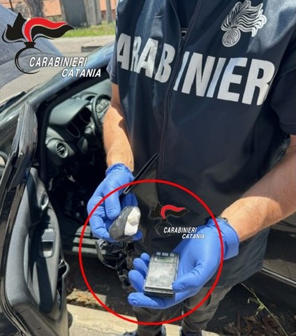 Nasconde 51 grammi di cocaina in auto: arrestato
