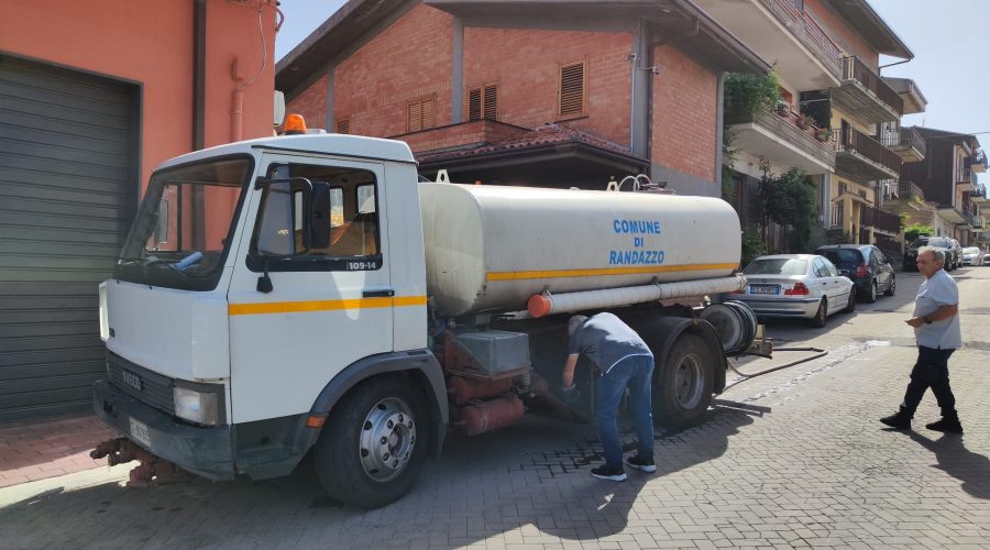 Randazzo, disservizio idrico: la protesta dei cittadini
