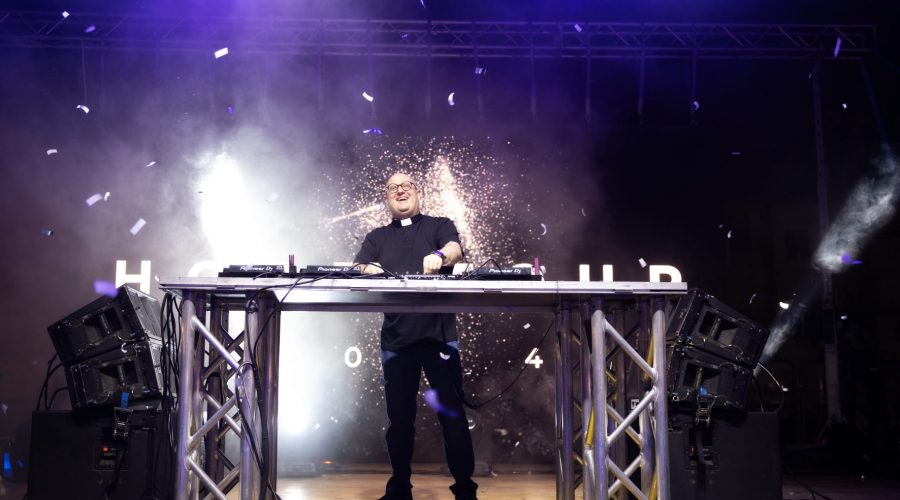 Francavilla di Sicilia: sold out per padre Guilherme Peixoto, il “prete dj”