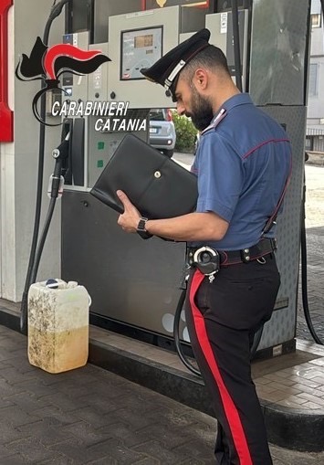 Tenta di rubare la benzina dal distributore ma viene scoperto