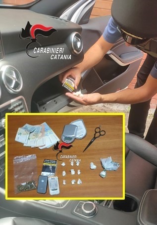 Pizzicato&rdquo; al volo in auto: un pusher arrestato dai Carabinieri