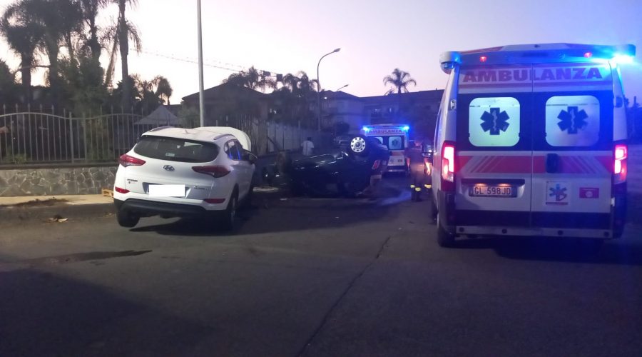 Mascali, grave collisione tra due auto: una si ribalta. Intervento  del 118 e Vigili del fuoco