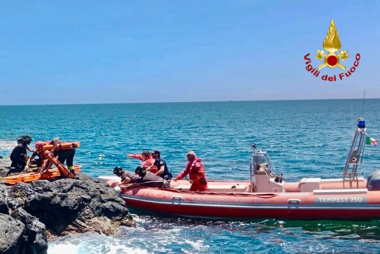 I Vigili del Fuoco intervengono per soccorrere un 16enne caduto in mare