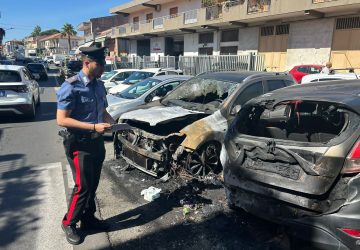 Giarre, notte di fuoco: piromane incendia 4 vetture. Indagano i Cc VIDEO