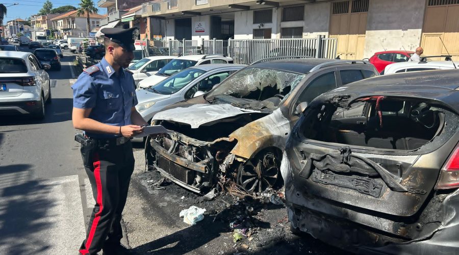 Giarre, notte di fuoco: piromane incendia 4 vetture. Indagano i Cc VIDEO