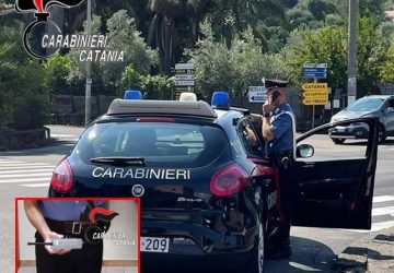 Due ladri bloccati dai Carabinieri dopo aver rubato un borsello dal un camion