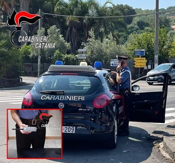 Due ladri bloccati dai Carabinieri dopo aver rubato un borsello dal un camion