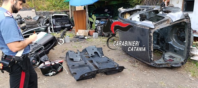 Zafferana, colti in flagranza intenti a smontare autovetture rubate. 3 denunciati