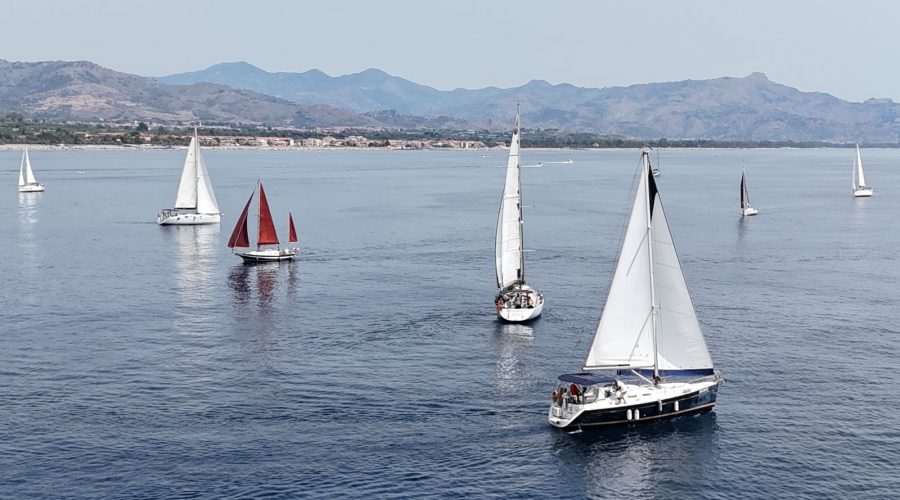 Riposto, la barca “Tette” dell’armatore Pippo Sorbello vince la veleggiata in onore di San Pietro