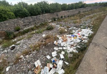 Riposto, rifiuti e materiali inquinanti soffocano il torrente Cozzi-Torre